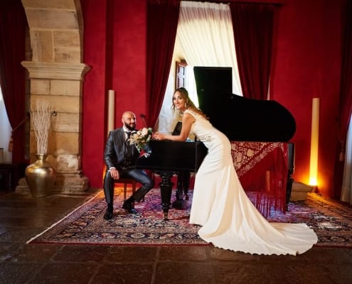 Los novios posan en el salón del piano en el Palacio de Soñanes