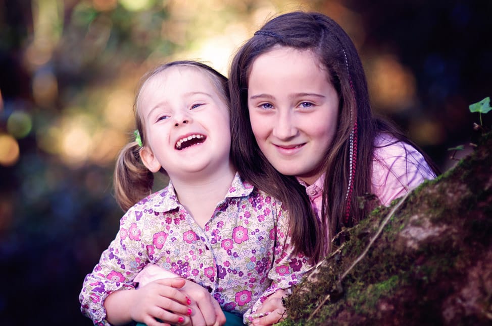 retrato a dos hermanas en el bosque