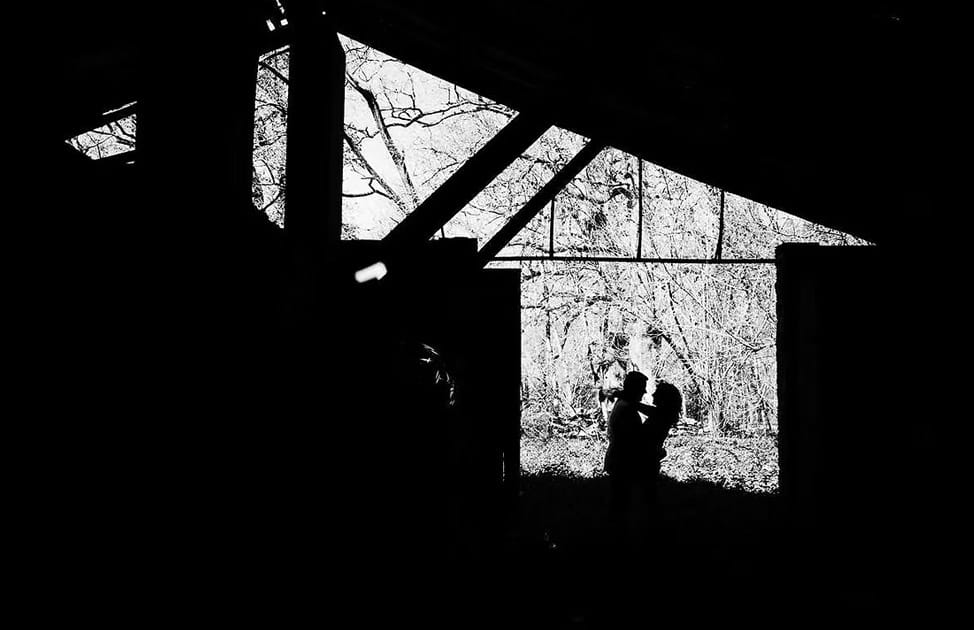 unos novios se besan en el granero