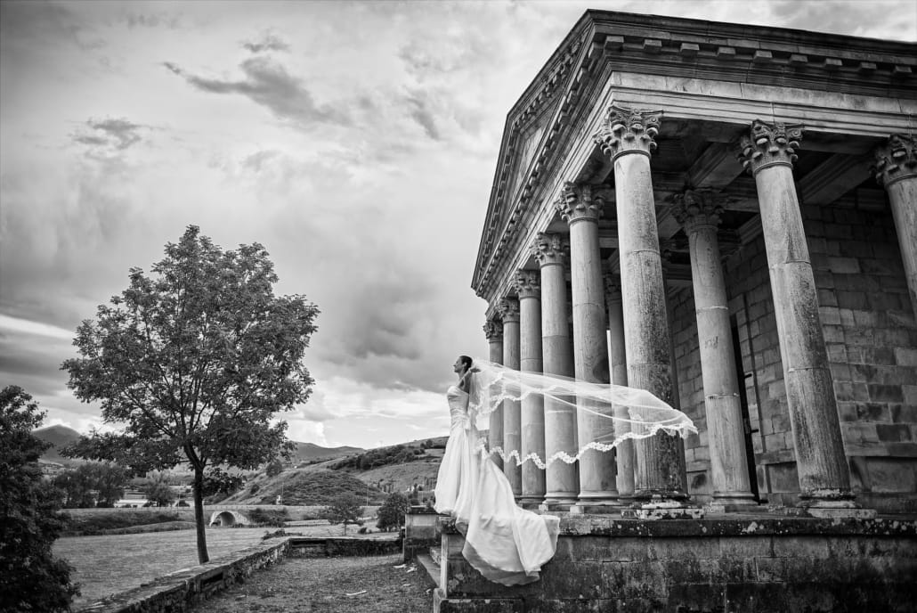 La novia vuela el velo delante de la iglesia de San Jorge en Las Fraguas, haciendo que la foto parezca un cuadro clásico de epoca