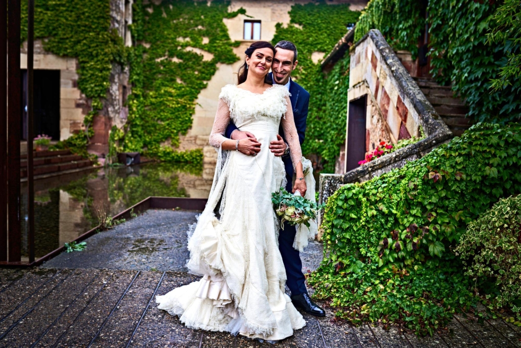 Después de la boda en su sesión de fotos los novios posan para nosotros en el convento de Mave, impresionante vestido luce la novia de la firma Vittorio&Luchino