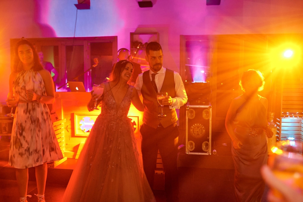Los novios bailan durante la fiesta de su boda en la discoteca del Hotel y se preparan para la hora loca