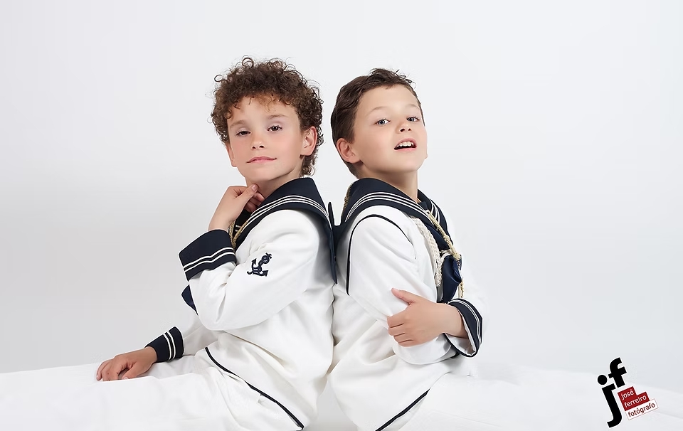 comuniones jose ferreiro 2026-2 Dos hermanos vestidos de comunión posan en nuestro escenario con fondo blanco