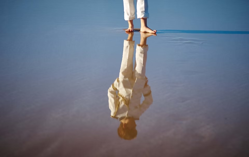 comuniones jose ferreiro 2026-5 Fotografía de Comunion, niño, caminando por la playa, reflejando sus pies en el agua