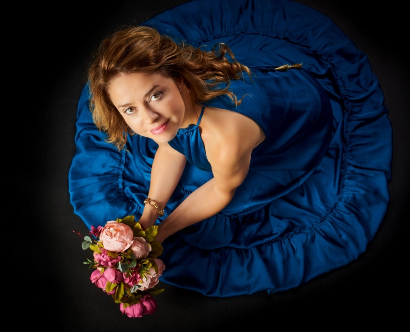 JOSE FERREIRO FOTOGRAFIA - FOTOGRAFIAS DE FAMILIA EN CANTABRIA Y PAIS VASCO foto cenital de una modelo, vestida de azul sostiene un ramo de peonias