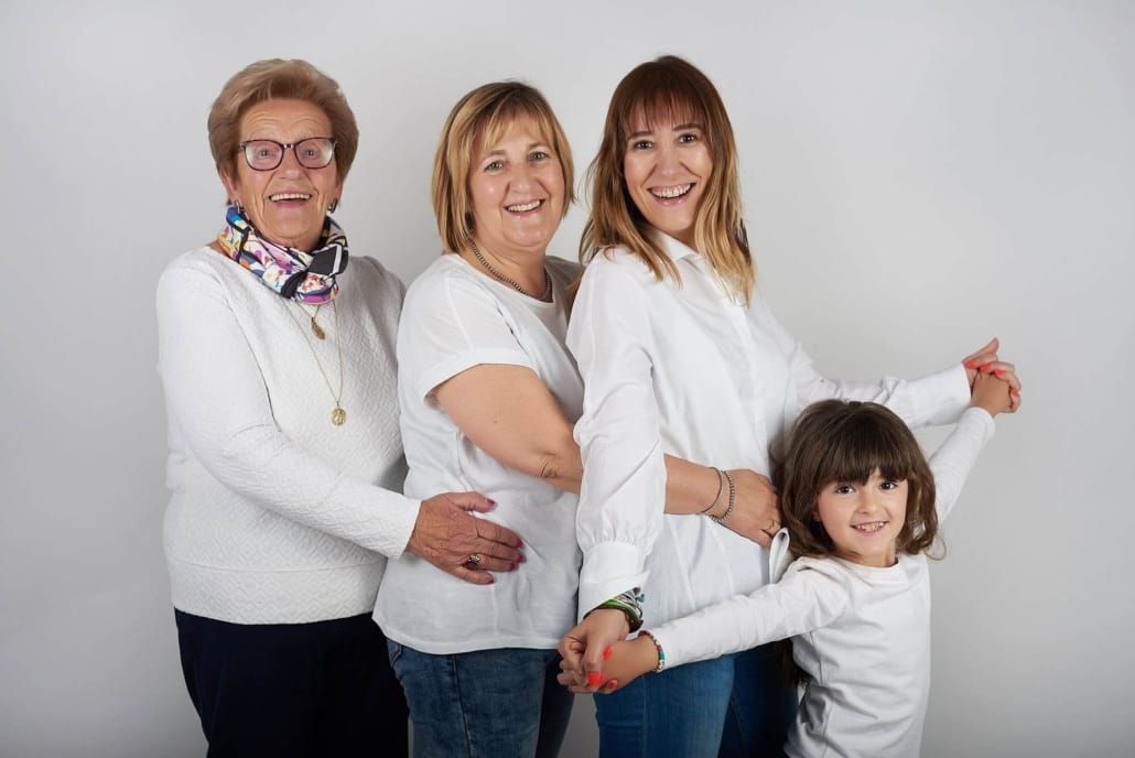 foto de familia en estudio, 4 generaciones en la misma foto