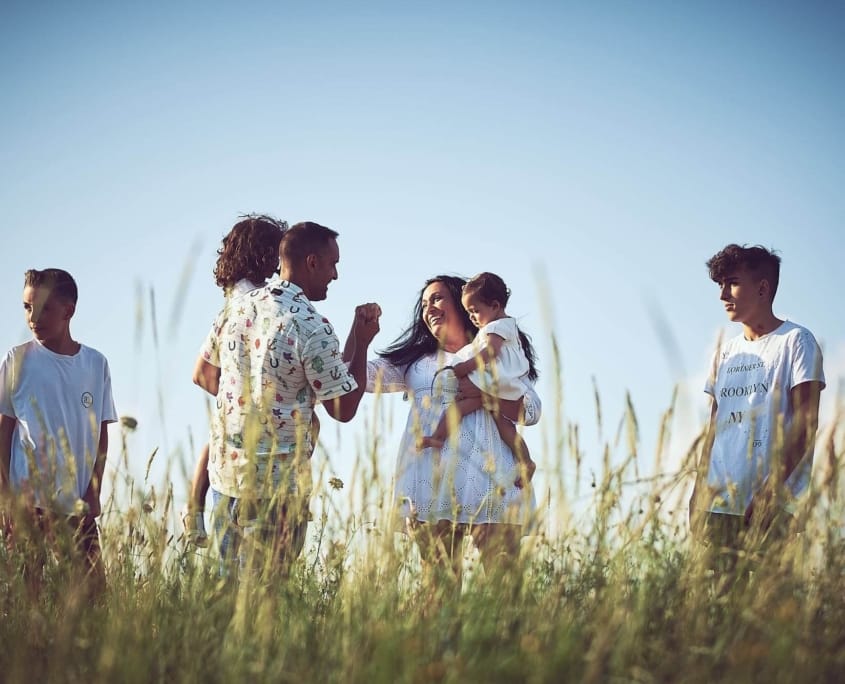 foto de familia en le regaton, toda la familia juega y sonrie