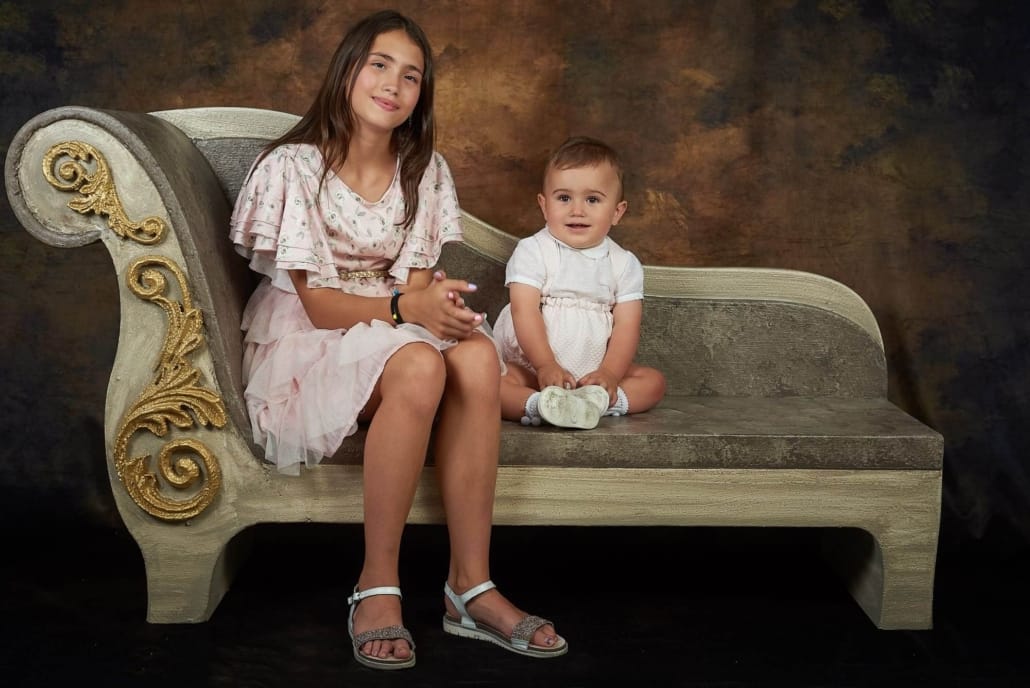 los hermanos posan para la foto en nuestro divan del estudio