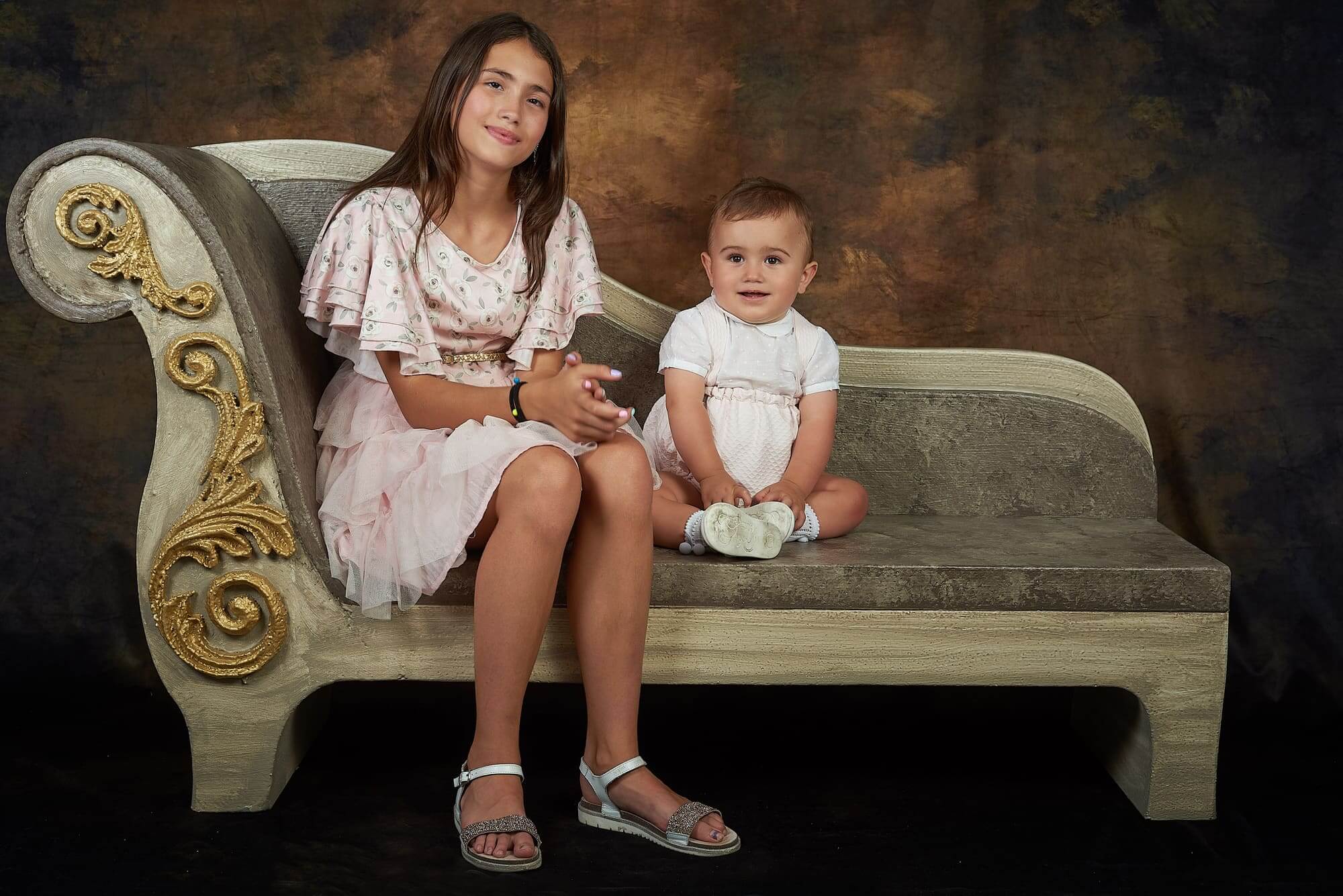 los hermanos posan para la foto en nuestro divan del estudio