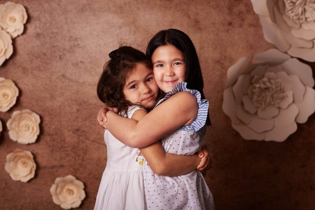 las nilñas se abrazan en nuestro decorado de estudio