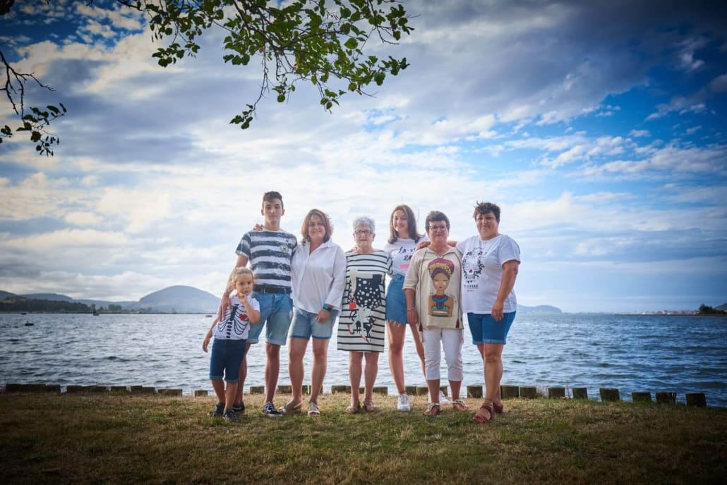 foto de familia en el parque , todos de la mano, desde la abuela al nieto mas pequeño