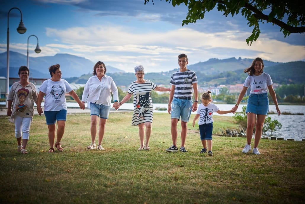 foto de familia en el parque , todos de la mano, desde la abuela al nieto mas pequeño