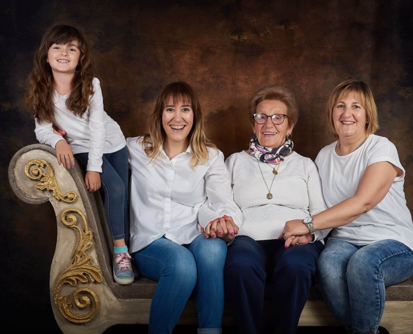 3- JOSE FERREIRO FOTOGRAFIA - FOTOGRAFO NIÑOS Y FAMILIAS EN SANTANDER - fotografia de familia, 4 generaciones posan en nuestro estudio