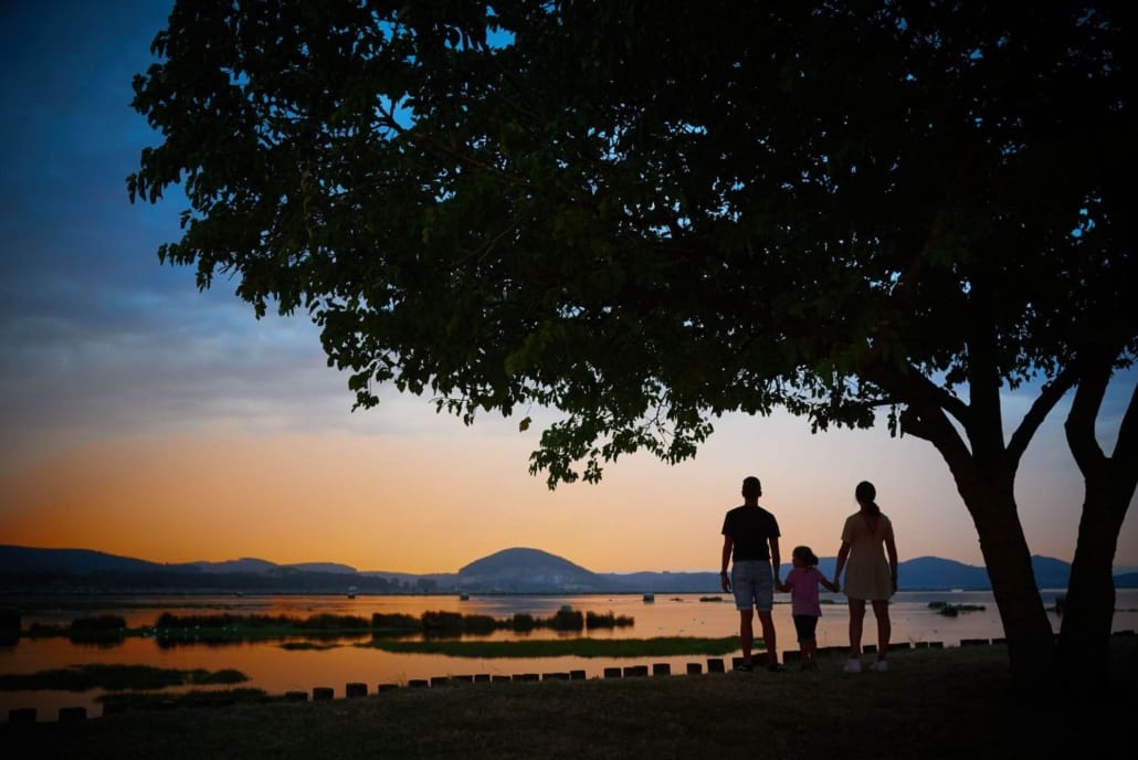 foto de familia de los hermanos a la puesta de sol, se ve monehano y el buciero de santoña