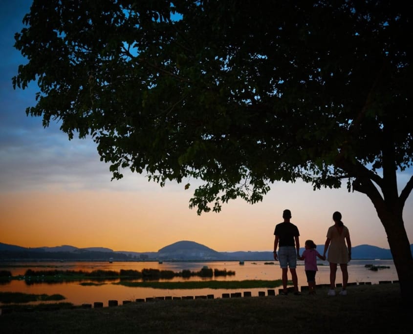 foto de familia de los hermanos a la puesta de sol, se ve monehano y el buciero de santoña