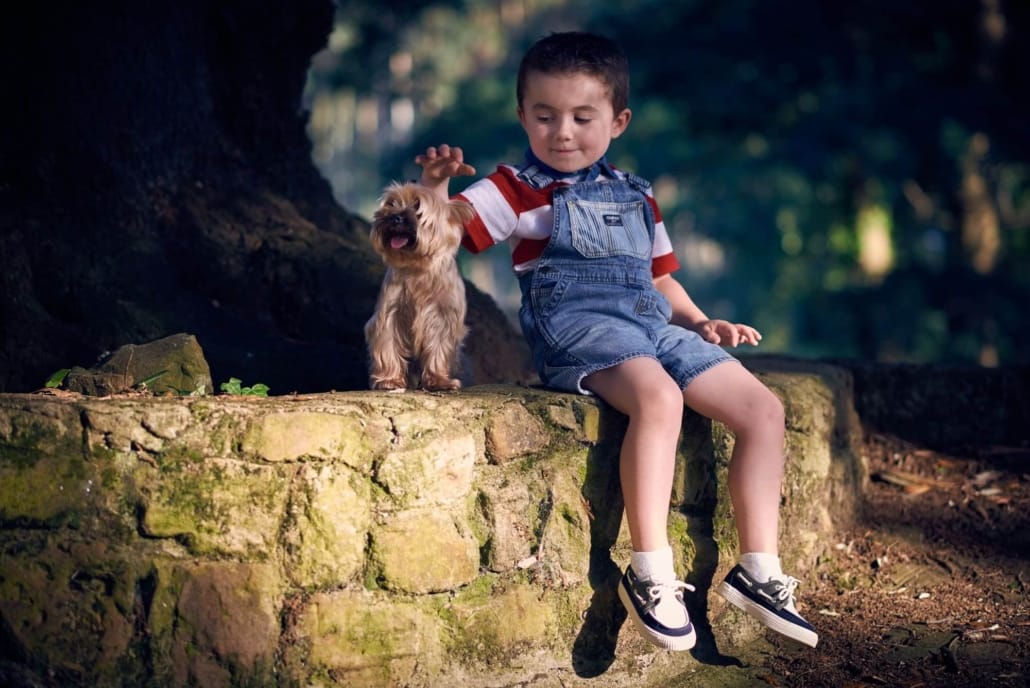 Fotografía infantil en exteriores en Cantabria - niño con mascota en bosque