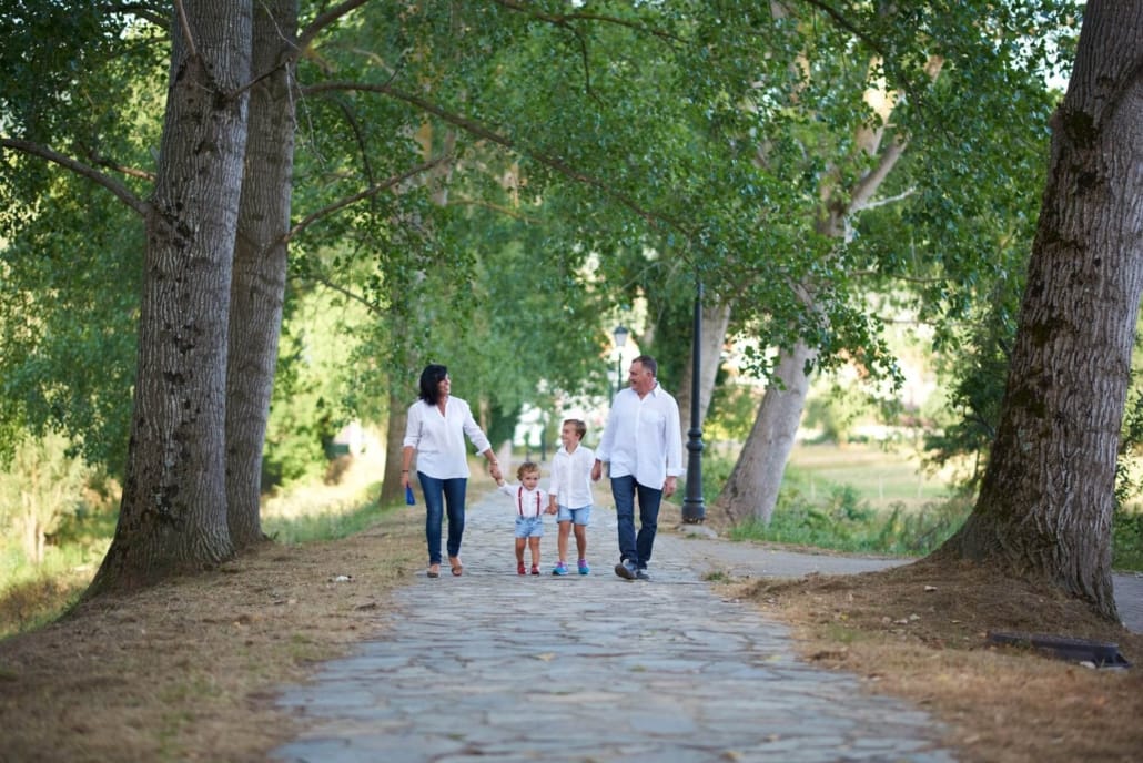fotografia de familia en le parque, la familia , de la mano, viene hacia nosotros andando