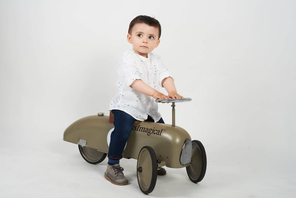 el niño monta el correpasillos en nuestro estudio