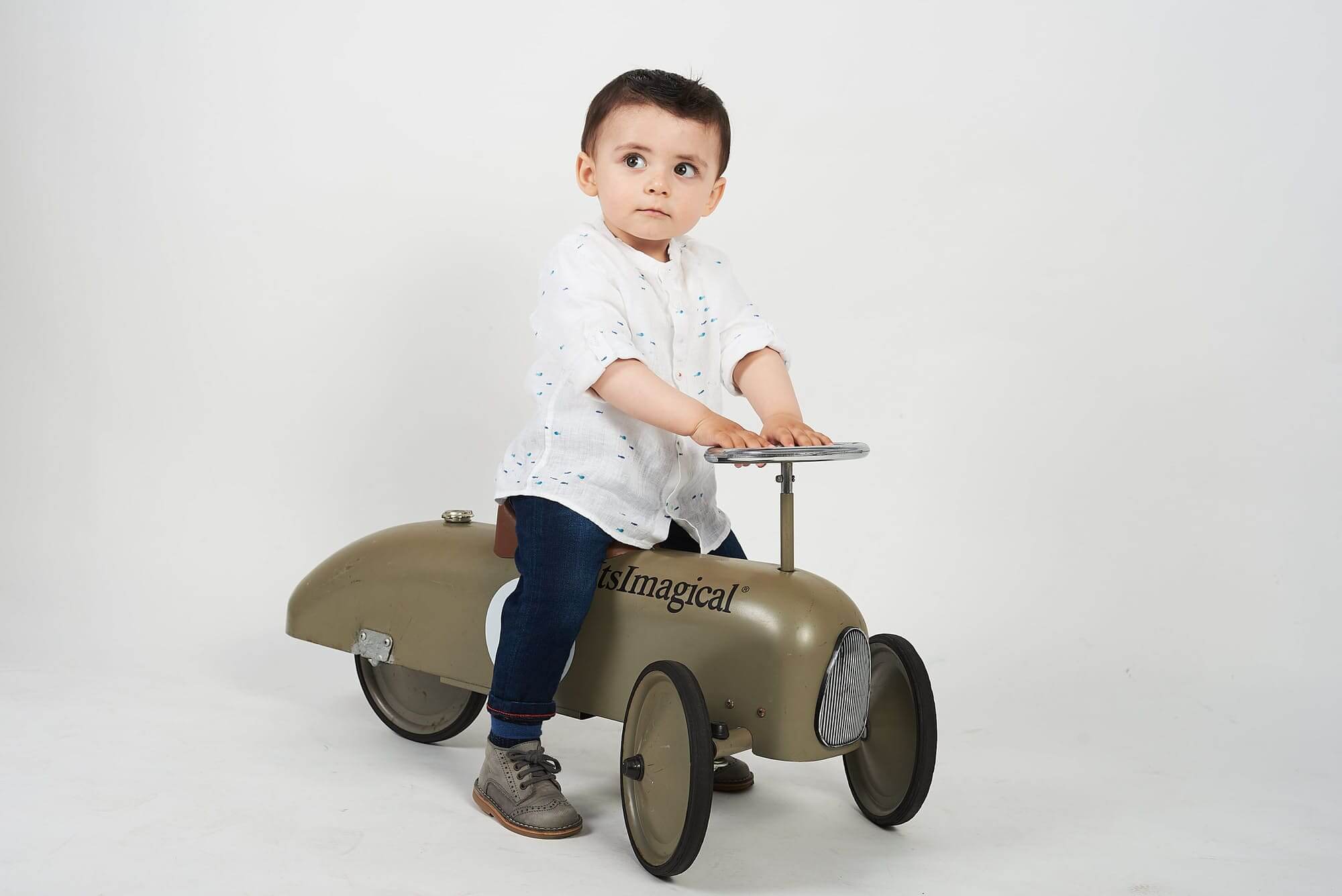 el niño monta el correpasillos en nuestro estudio