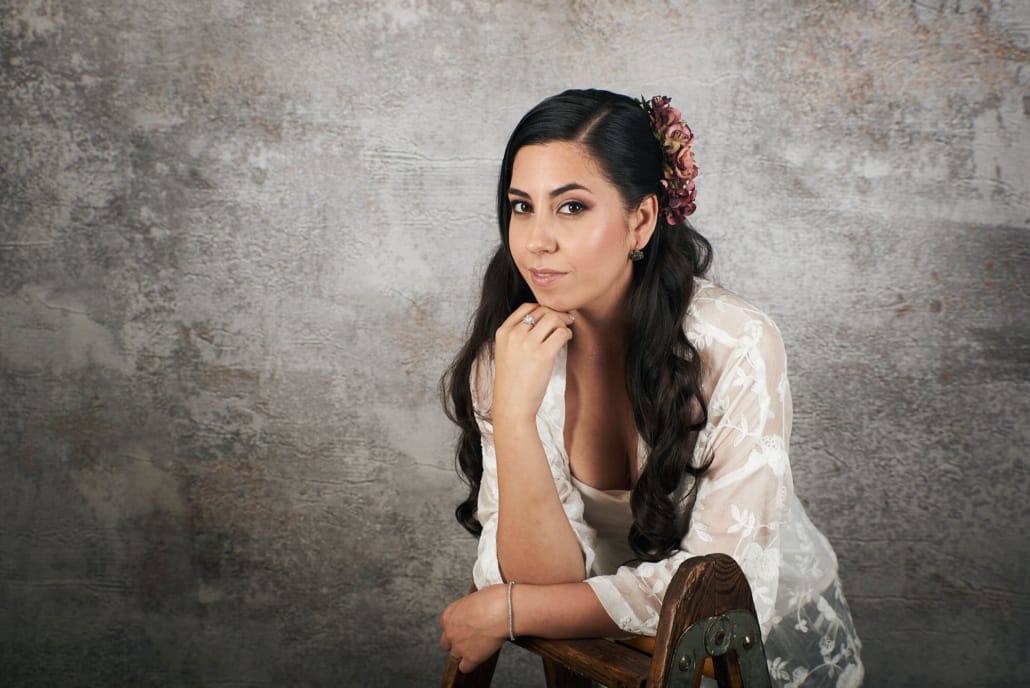 retrato de un modelo de peluqueria mostrando su trabajo