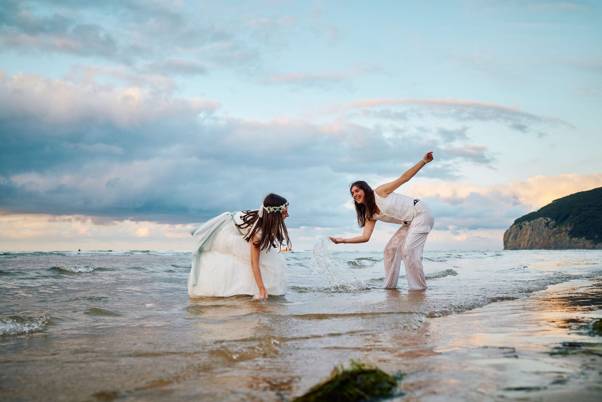 fotografia de comunion en berria, dos niñas juegan en el agua