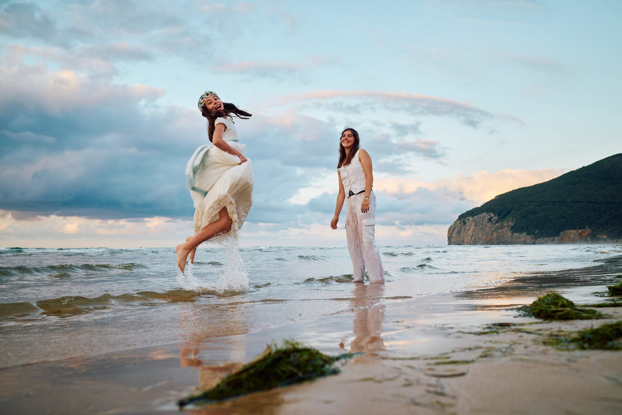 fotografia de comunion en berria, dos niñas juegan en el agua