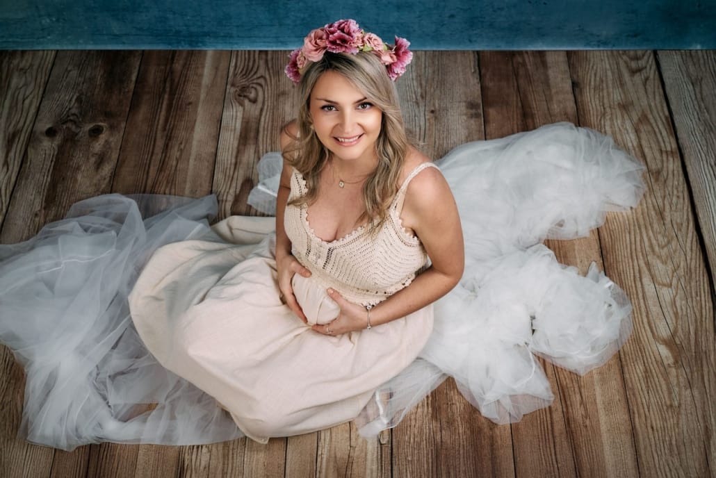 Fotografía de embarazo en Santander en estudio con luz natural y estilo elegante