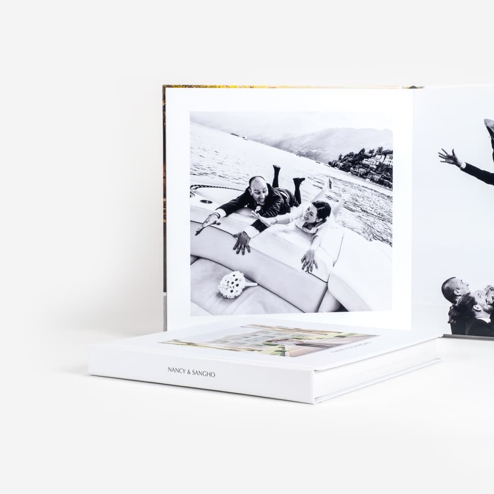 Detalle de la tapa y el lomo de un álbum de boda artesanal