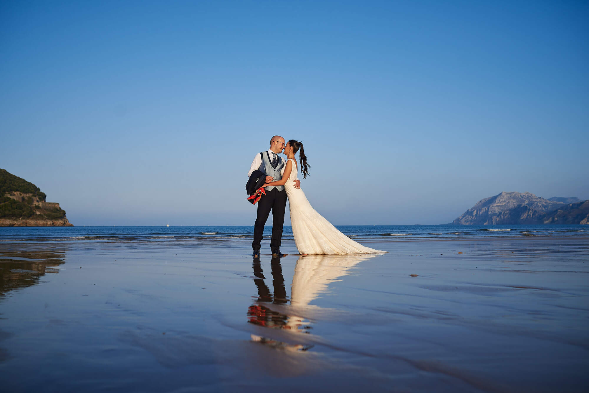 fotógrafo de bodas en Laredo - novios en la playa de La Salvé